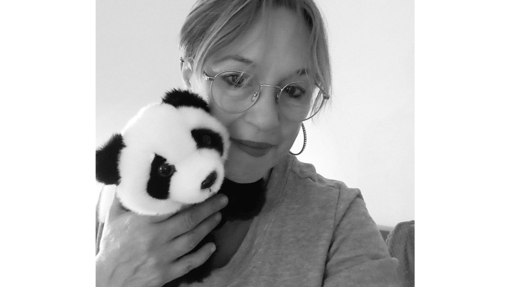 Spécial Octobre Rose : Béatrice, le sourire d’une combattante - Photographie de Béatrice avec son Panda en peluche