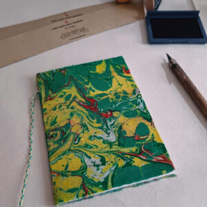 Carnet papier marbré – Collection : Vert ardant de chez Milla Studio